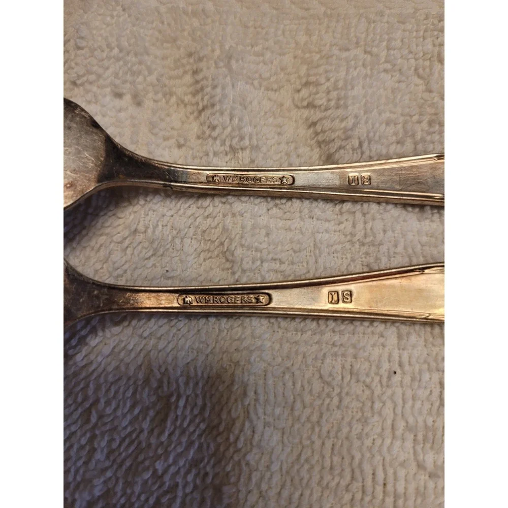 2 PRECIOUS MIRROR 1954 Wm Rogers International Silverplate Salad Forks No monos